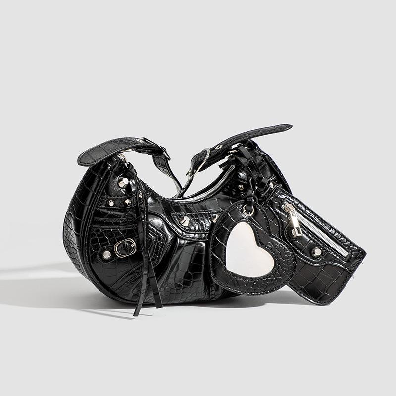 

Женская плиссированная сумка для мотоцикла в форме полумесяца 2023 года с заклепками и кисточками чёрный