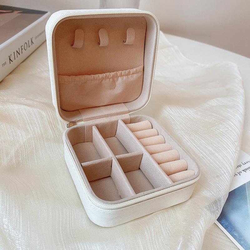 

Портативна коробочка, маленька вишукана каблучка, сережки-пусети, скринька для зберігання, європейська висококласна розкішна дорожня сумка.