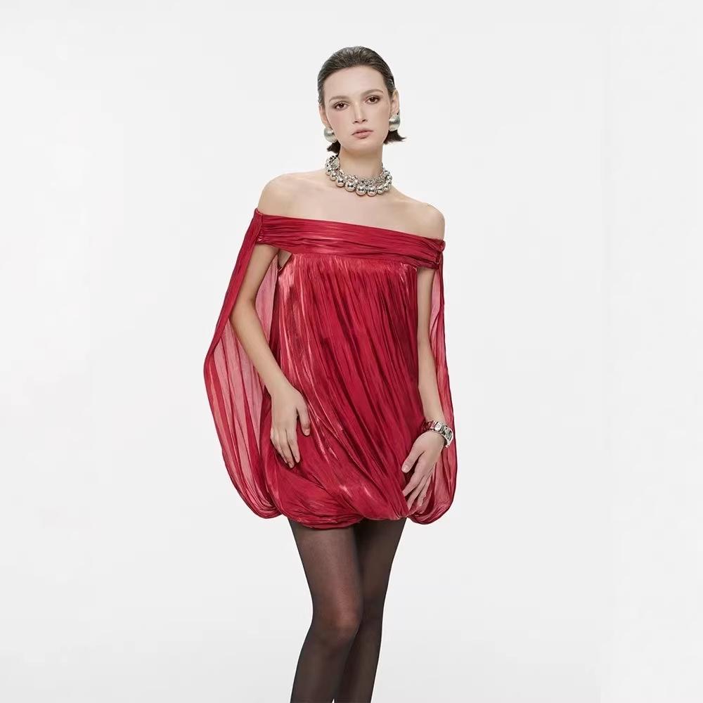 Vietnamesisches Nischen-Falten-Einschulter-Abendkleid mit figurschmeichelnder lockerer Drapierung