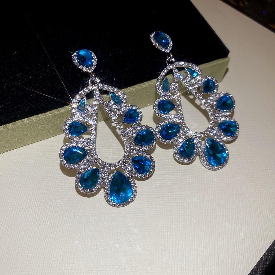 Silbernadel Strass Tränenohrringe: Luxuriöse, Modische, Hochwertige Hofstil-Stecker mit einem Individualistischen, Übertriebenen Design.