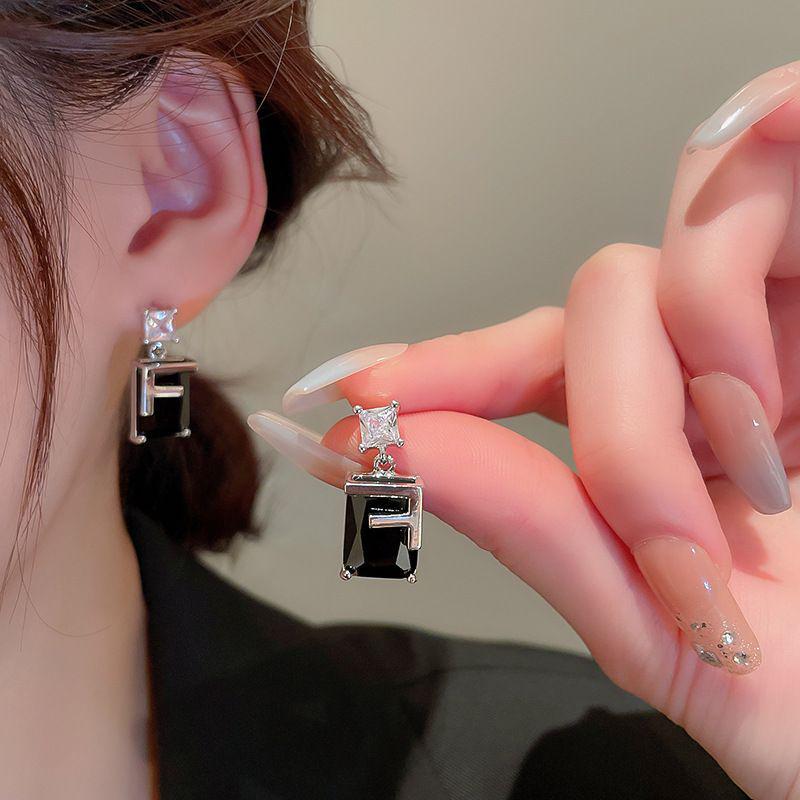 

Black Series Geometric Pleated Glass Bead Earrings: Elegant Silver Studs with a Luxurious and Versatile Design.