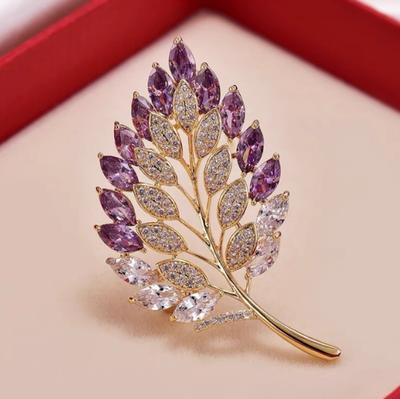 1 pieza Broche Romántico Elegante para Mujer Hoja Morada Flor Aleación Cristal Planta Broche Fiesta Cumpleaños Joyería Accesorio