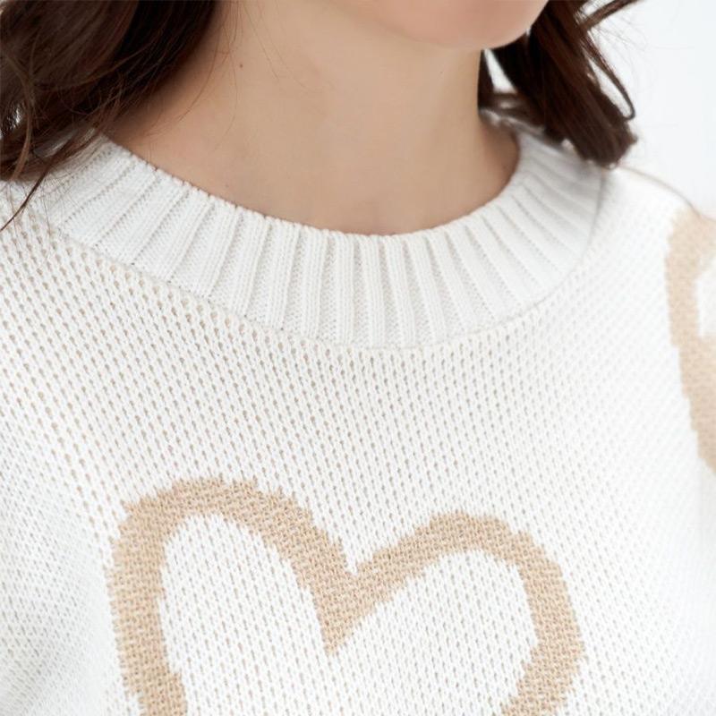 Женские зимние вязаные свитера с круглым вырезом и принтом в виде сердца — фото 11