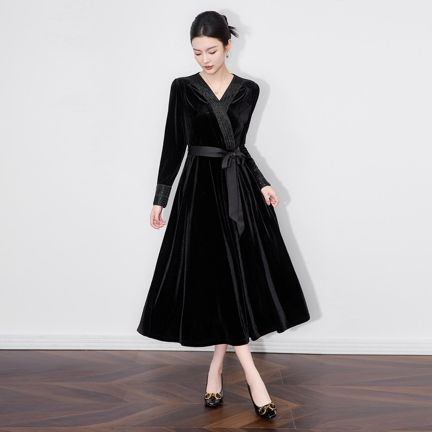 

Роскошное вечернее платье из золотого бархата с бисером, элегантным облегающим талию дизайном и струящимся подолом Medium чёрный