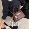 Borsa a Mano Primaverile, Borsa a Spalla Singola Crossbody da Donna con Ciondolo, Senso di Lusso, Moda di Nicchia per il Pendolarismo, Borsa da Donna