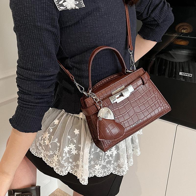 Borsa a Mano Primaverile, Borsa a Spalla Singola Crossbody da Donna con Ciondolo, Senso di Lusso, Moda di Nicchia per il Pendolarismo, Borsa da Donna