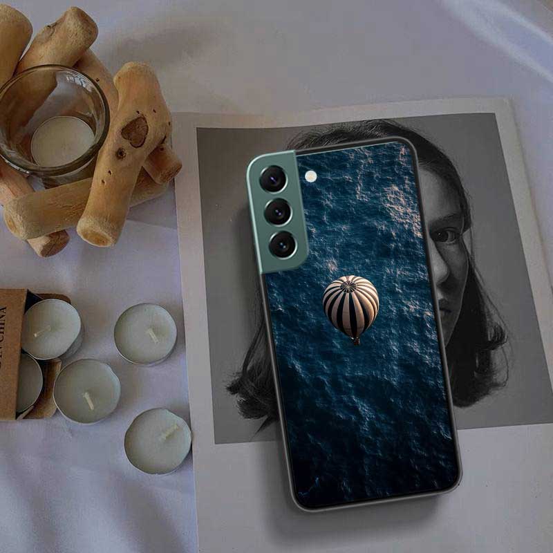 Drifting in a Hot Air Balloon's Serene Embrace Phone Case For Samsung Galaxy S22 S25 Ultra S21 S10 Plus S26 Edge S20 S23 S24 FE
