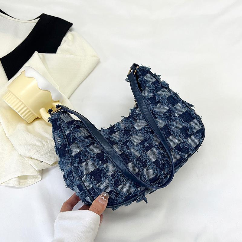 

2024 spring new foreign style single shoulder armpit bag beautiful single shoulder small satchel simple contrasting color casual crescent bag tide темно-синього кольору