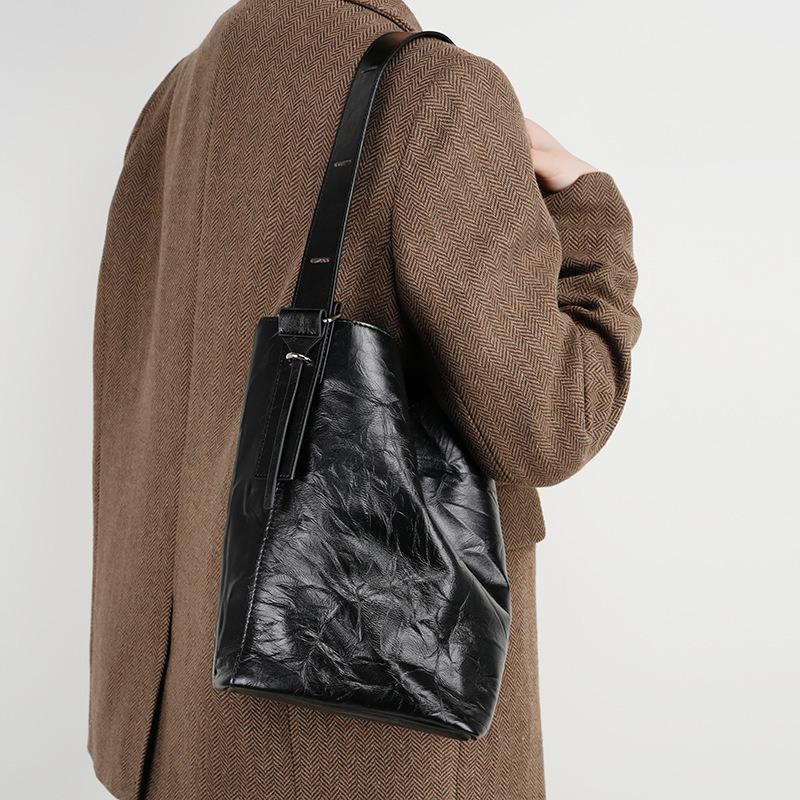 New Lazy and Comfortable Pleated First-layer Cowhide Bucket Bag Women's Spring and Summer New High-end Tote Bag Leather