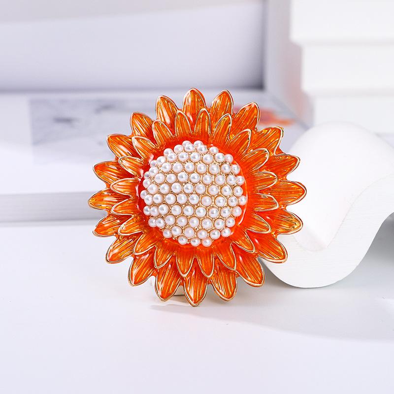Yellow classic sunflower brooch, sunflower chest flower, floral brooch, women's versatile suit clothing brooch