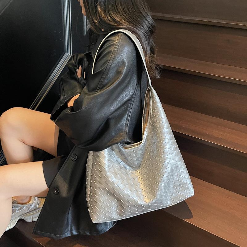 Premium sense woven pattern large capacity tote bag women's 2025 new light luxury temperament commuter single shoulder underarm women's bag