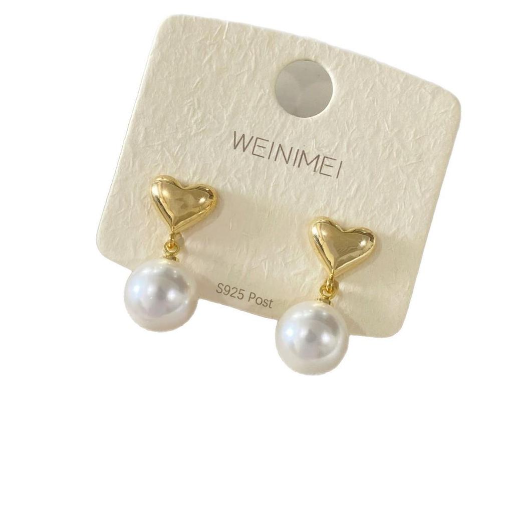 Gold Heart Pearl Earrings: Chic, Elegant Studs for Women – Sweet, Fashionable, Versatile Jewelry.