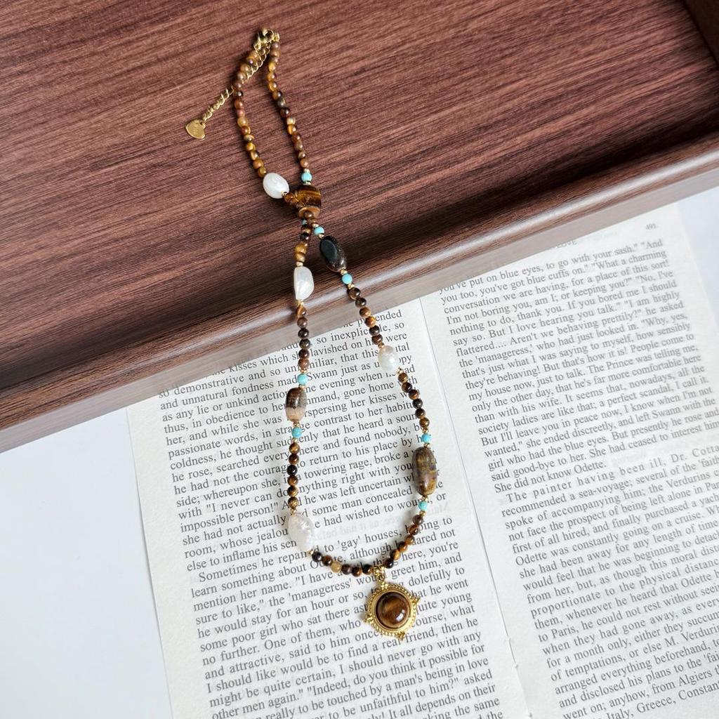 Bohemian Titanium Steel Clavicle Necklace - Maillard-Style Retro Design for Women, Light Luxury Autumn/Winter Accessory