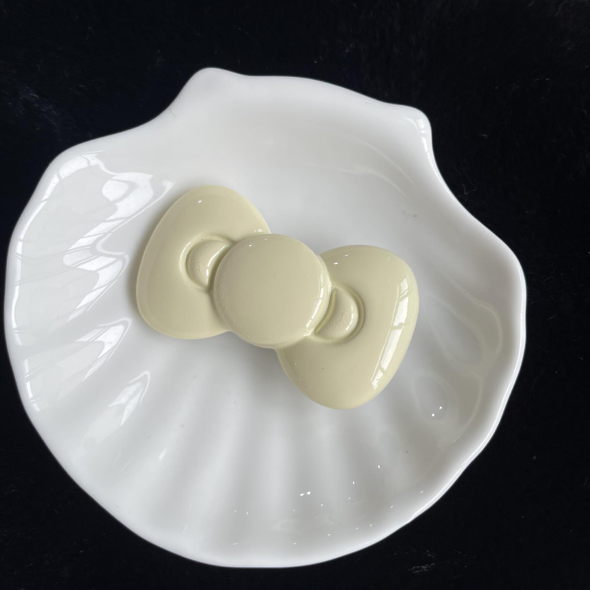 

Beige Bow Heart Duckbill Clip: Sweet Korean-Japanese Girly Hair Accessory for Student Bangs