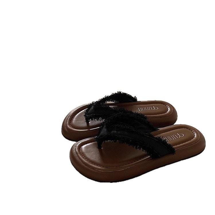 French Fairy Style Flat Bottom Pinch Flip-flops Female Summer Wear 2025 New Casual Cool Slippers Beach Sandals