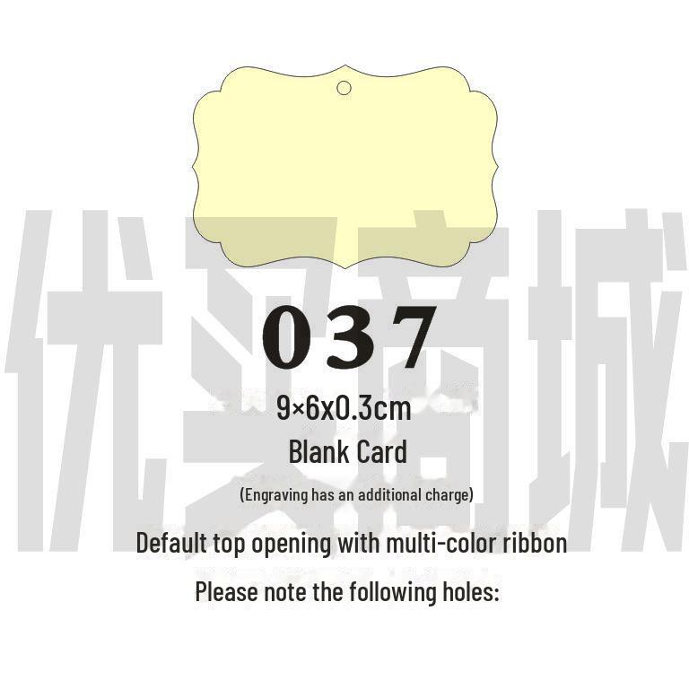 Gravovaná dřevěná karta s přáním s prázdnou visačkou a závěsnou cedulkou