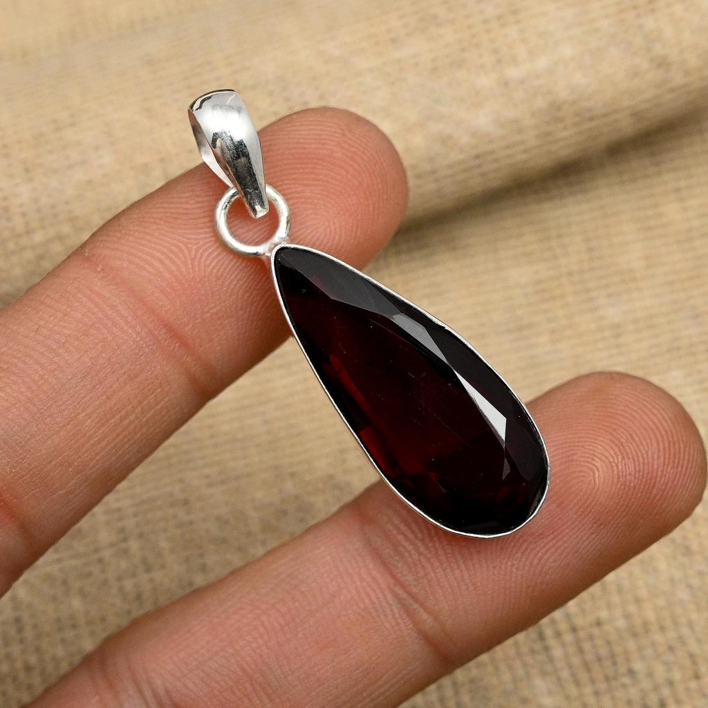 Wunderschöner handgefertigter Schmuckanhänger aus 925er Sterlingsilber mit rotem Granat-Edelstein für Sie