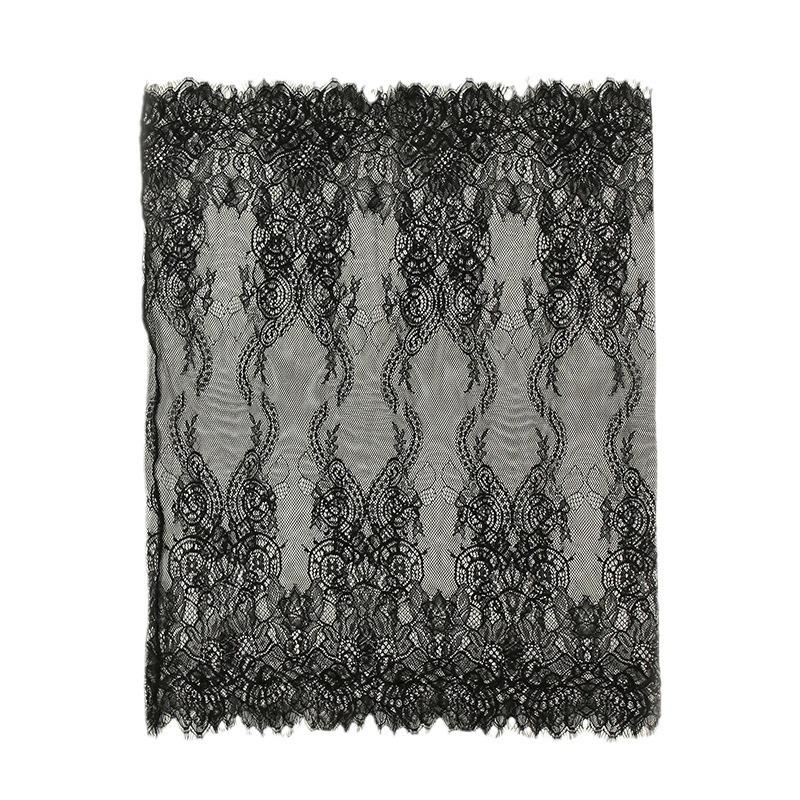 Czarno-biały trójkątny szal z haftowanej koronki z ażurowym wzorem