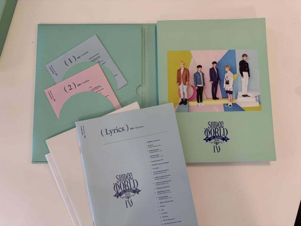 [USED] SHINee WORLD IV 2CD + Photobook (Trading Card Included) Out of Print