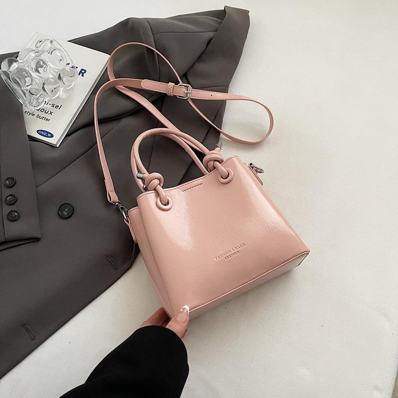 This year's popular retro portable bucket bag, fashionable versatile oil wax leather, high-end commuter messenger women's bag