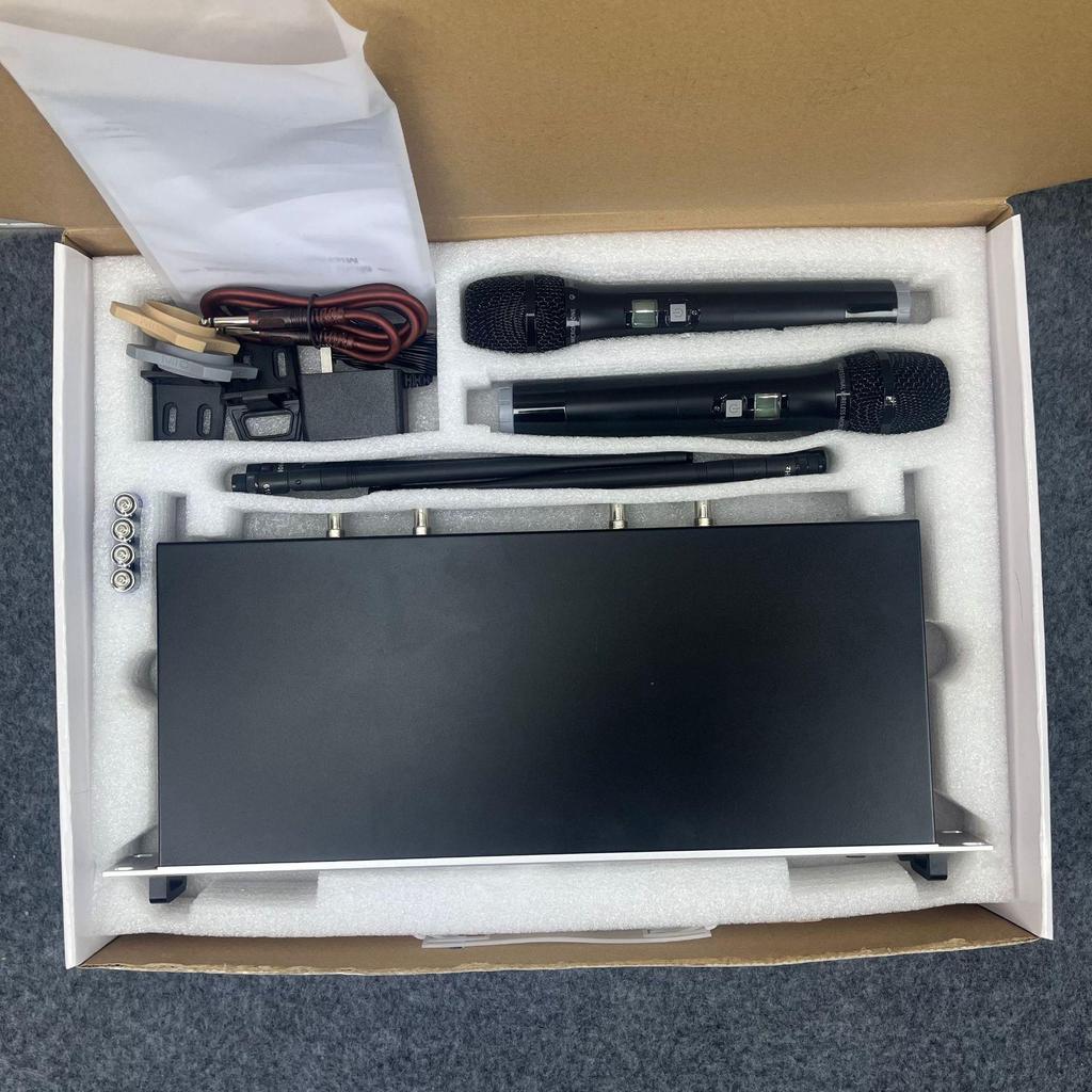 True Diversity One-to-Two Wireless Microphone System