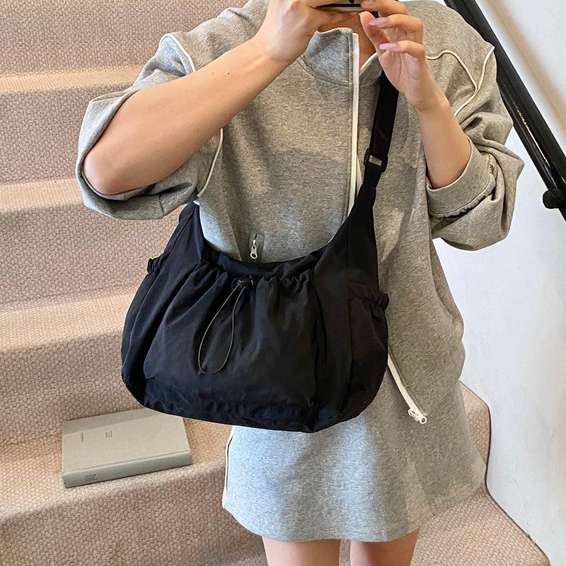 Literary and artistic youth shoulder bag women's ins style solid color niche design trend fashion messenger bag trend tote bag