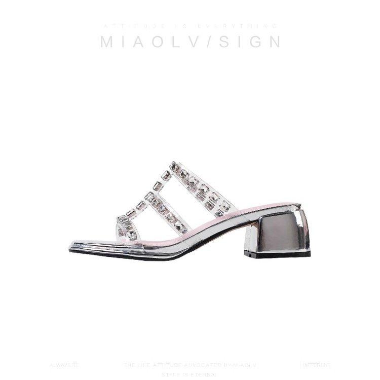 

[Armano] Fairy wind word with cool slippers women wear 2025 new classic rhinestone dating high heels 39 серебряный