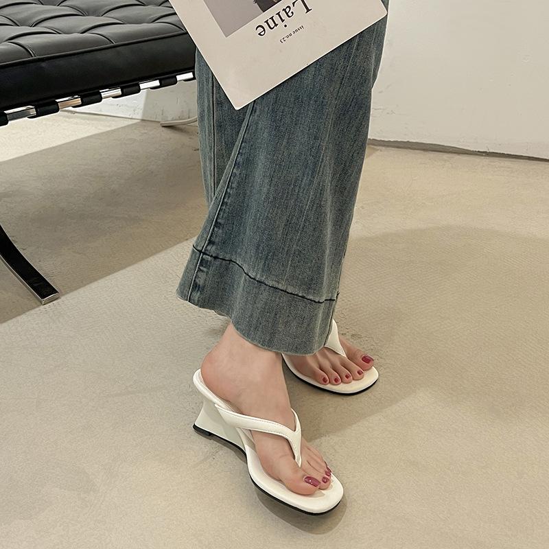 Internet celebrity white slope heel heightened flip-flops women's summer wear 2025 new skirt French cool slippers