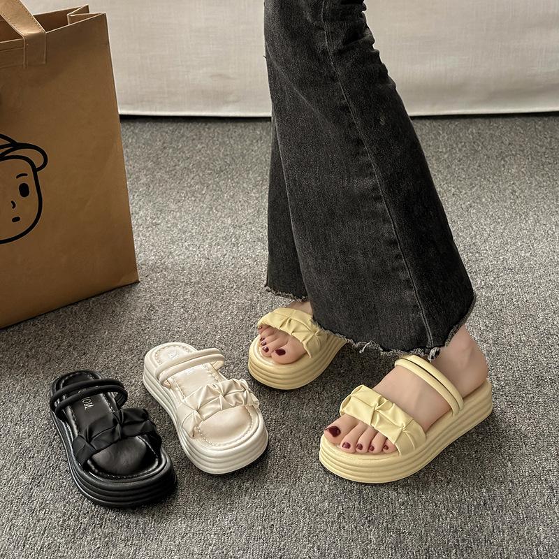 Feenwind zwei Sandalen tragende weibliche 2025 Sommer neue dicksohlige französische Abendwind draußen tragende Sandalen römische Ein-Wort-Hausschuhe