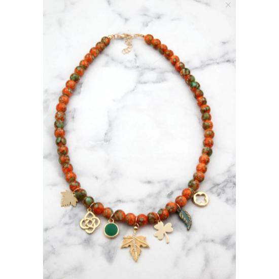 

Женское оранжево-зеленое колье с подвеской в виде листьев виноградной лозы