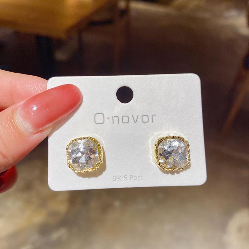 Stylish and simple square high-end stud earrings, women's geometric versatile temperament earrings, elegant and atmospheric earrings.