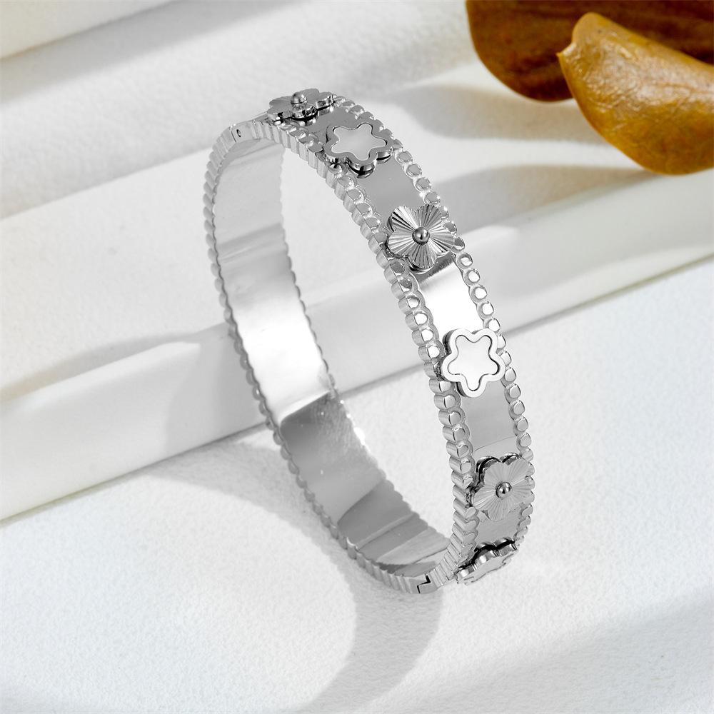 

2026 Five-leaf Flower Design High-end Jewelry Light Luxury Temperament Fashion Versatile Ins Style Bracelet 18CM