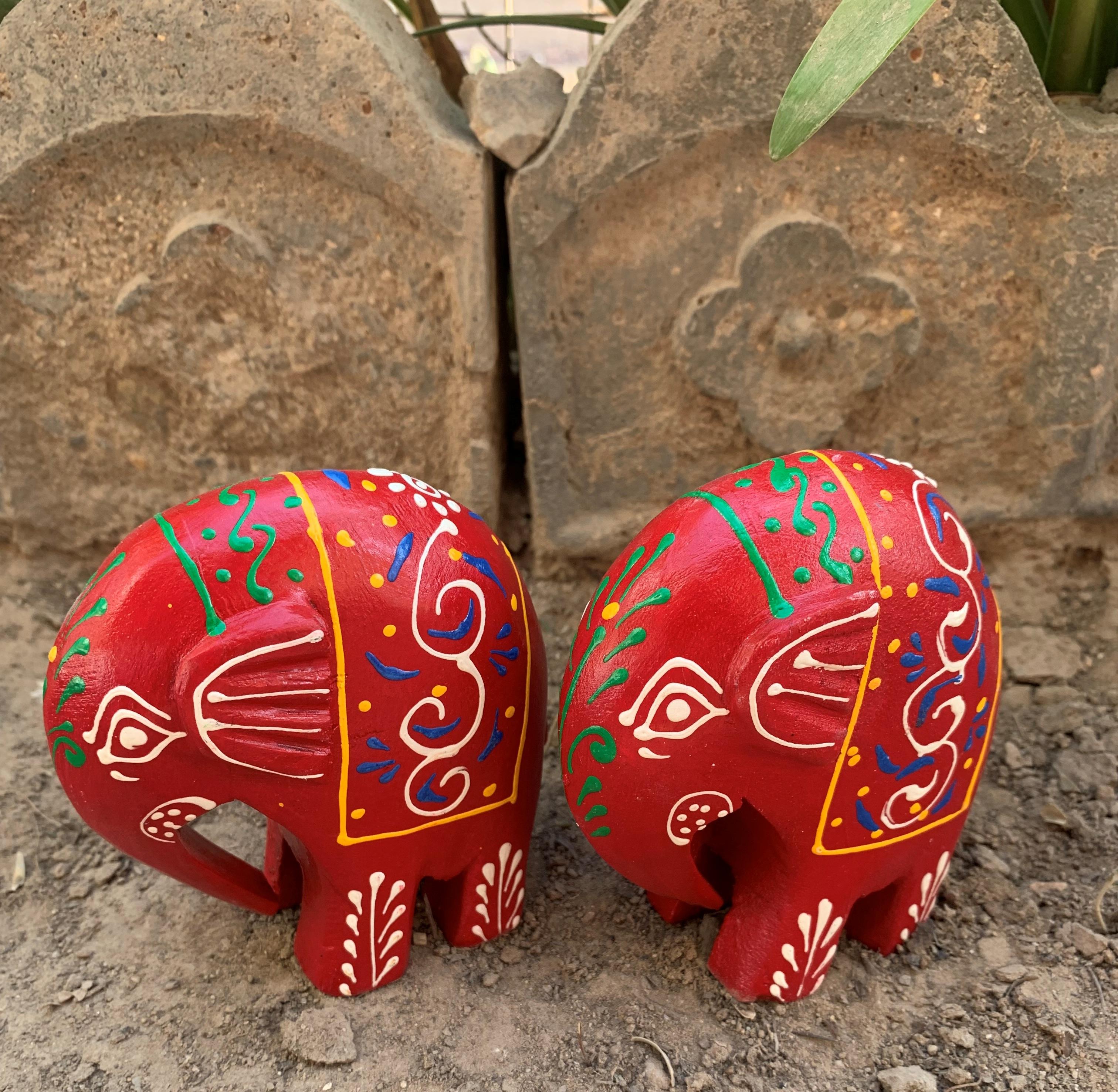 

Red Appu Elephant Pair: Handcrafted Wooden Statues, Mini Animal 4 x 4 x 2 (h x l x w) approx. красный