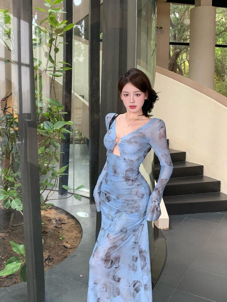 Elegantes königsblaues florales V-Ausschnitt-Kleid, figurbetont, Hüftumspielend - Neuer Herbst-Eingang