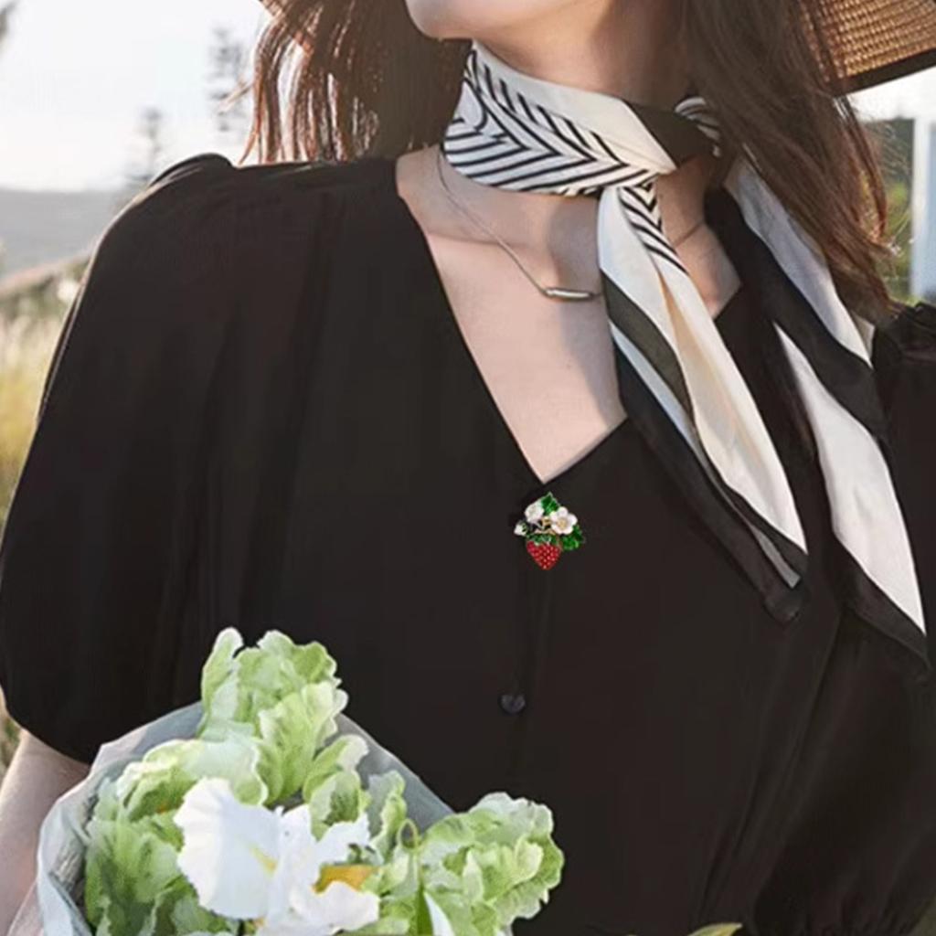 Vintage Rhinestones Strawberry Shaped Brooch Hand Painted Fruit Breastpin Enamel Lapel Pin Clothes Jewelry Accessories