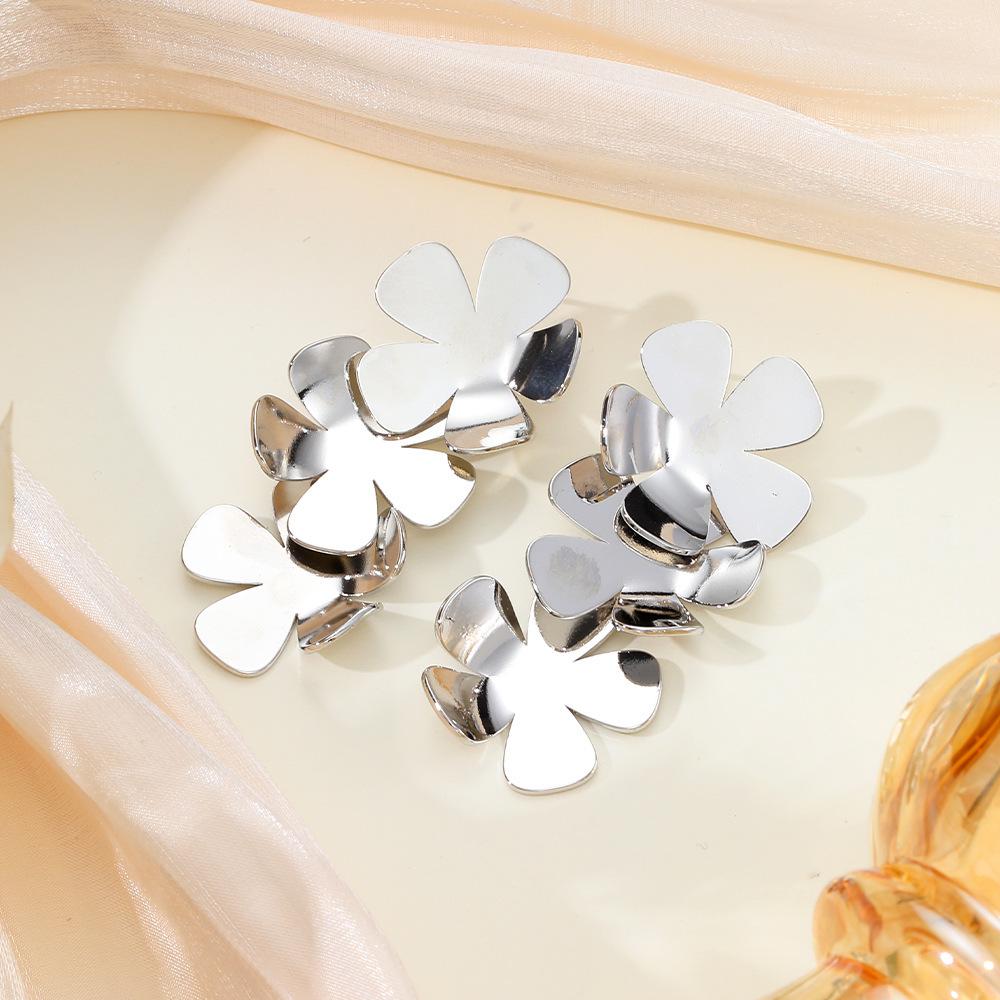 Exaggerated 3D Flower Pearl Earrings: Light Luxury, High-End Metal Style Studs