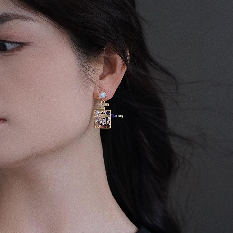 Luxusní perlové visací náušnice: Šik letní prázdninový styl 2025 pro ženy