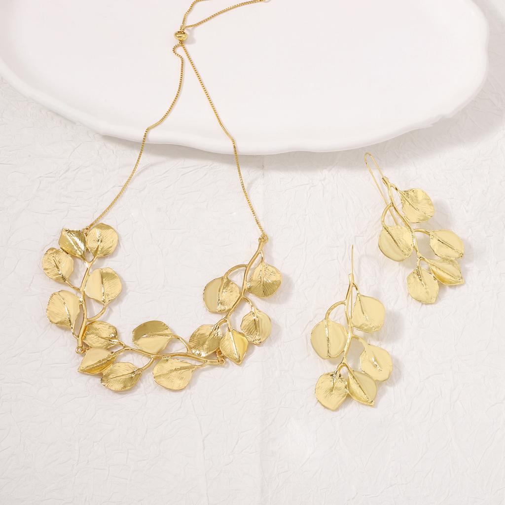 Europe and the United States popular metal leaves light luxury versatile trend fashion niche earrings earrings Yiwu jewelry