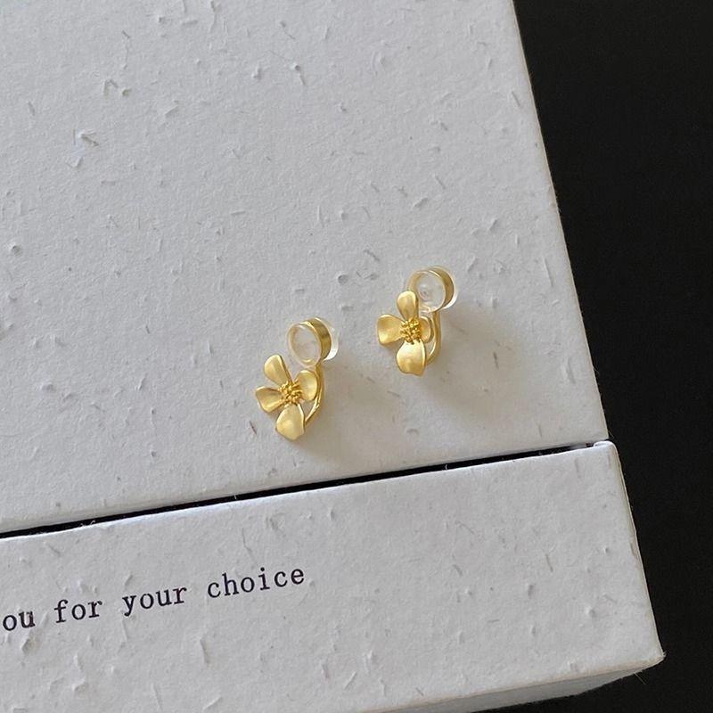 

Клипсы для ушей без отверстий, серьги-гвоздики в виде золотых цветов, силиконовые женские позолоченные маленькие изысканные серьги в стиле темперамент, серьги.