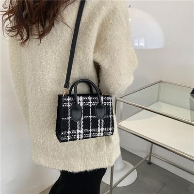 New Fashionable Contrasting Stripes Casual Simple Commuting Large Capacity Shoulder Bag Messenger Bag Handbag Women