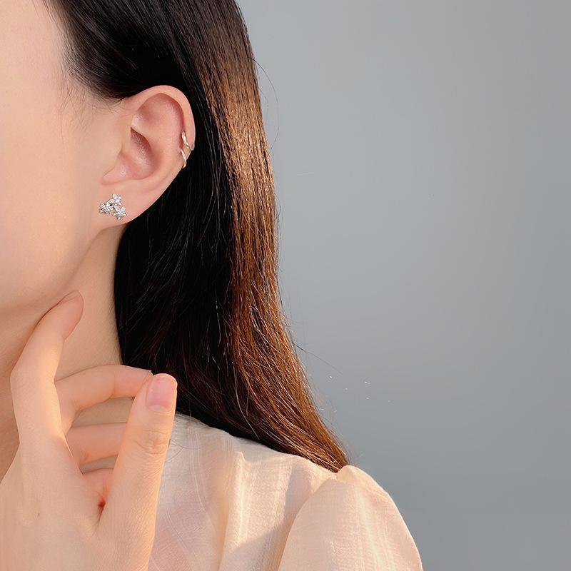 Uniwersalne Kolczyki Trzy Kwiaty dla Kobiet z Niszowym Designem Słodkie Nowe Kolczyki