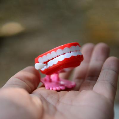 Aufziehspielzeug mit klappernden Zähnen, Uhrwerk, Feder, Cartoon, springende Zähne mit Augen, Scherzspielzeug, Weihnachtsgeschenktütenfüller, Scherzgeschenke für Kinder und Erwachsene