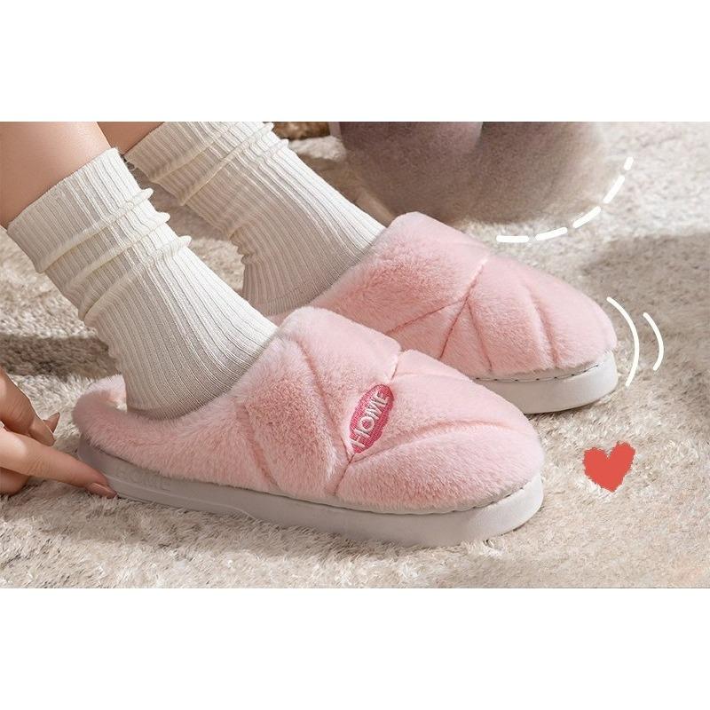 Damen tragen Haushaltswarme und Fleece-Komfortschuhe mit dicker Sohle und Plüsch-Baumwollpantoffeln außen.