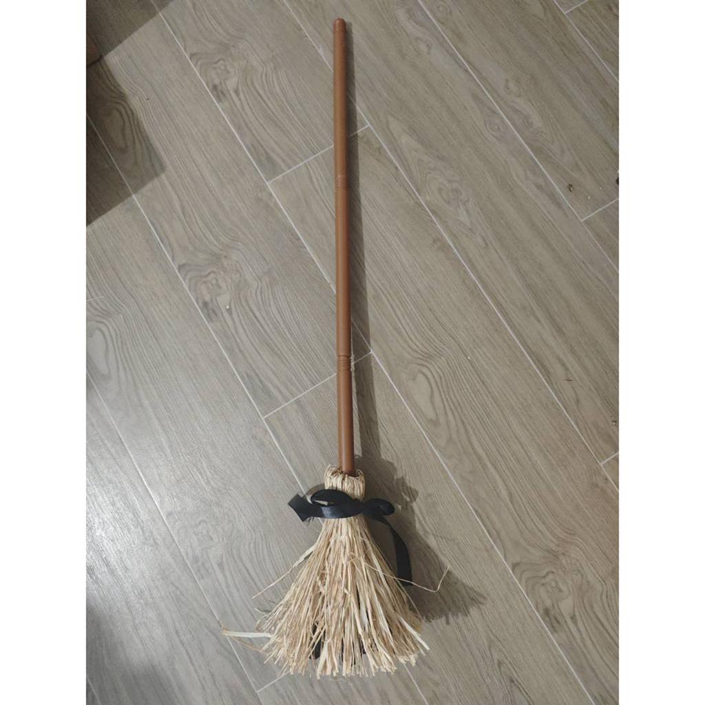 Denne svevende heksen har en og suspendert form, er utsøkt, og er egnet for Halloween-dekorasjon, og tilfører en magisk atmosfære.