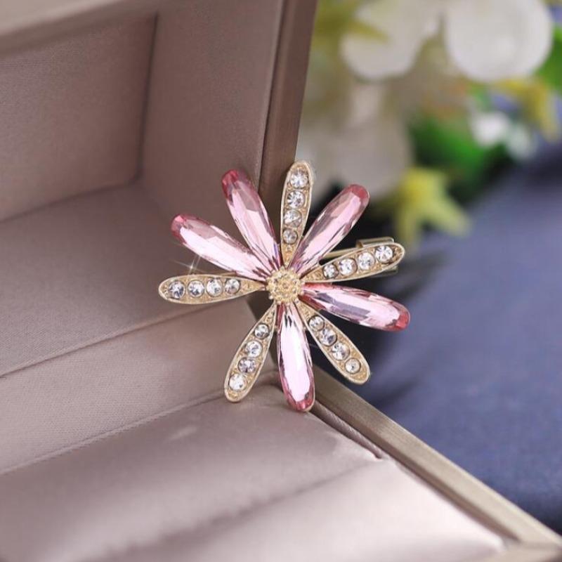 Fashion Crystal Flower Brooches For Women Exquisite Rhinestone Daisy Flower Brooch Pins Trendy Office Party Jewelry Gifts