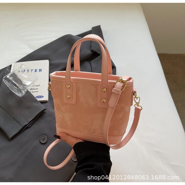 

Niche design portable bucket bag women s 2025 new winter ins versatile commuter bag shoulder messenger bag