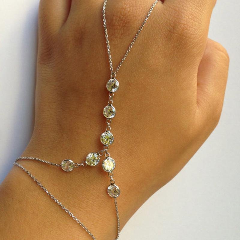 Bracciale Schiava Europeo Creativo in Cristallo Zirconia: Catena Quadrata con Perline e Collegamento al Dito da Donna