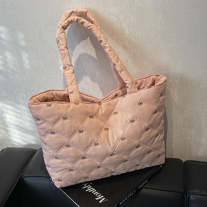 

Large Capacity Lightweight Commuting Tote Bag, Autumn Winter Fashion Quilting Shoulder Bag, Bow Embroidery Decorative Handbag