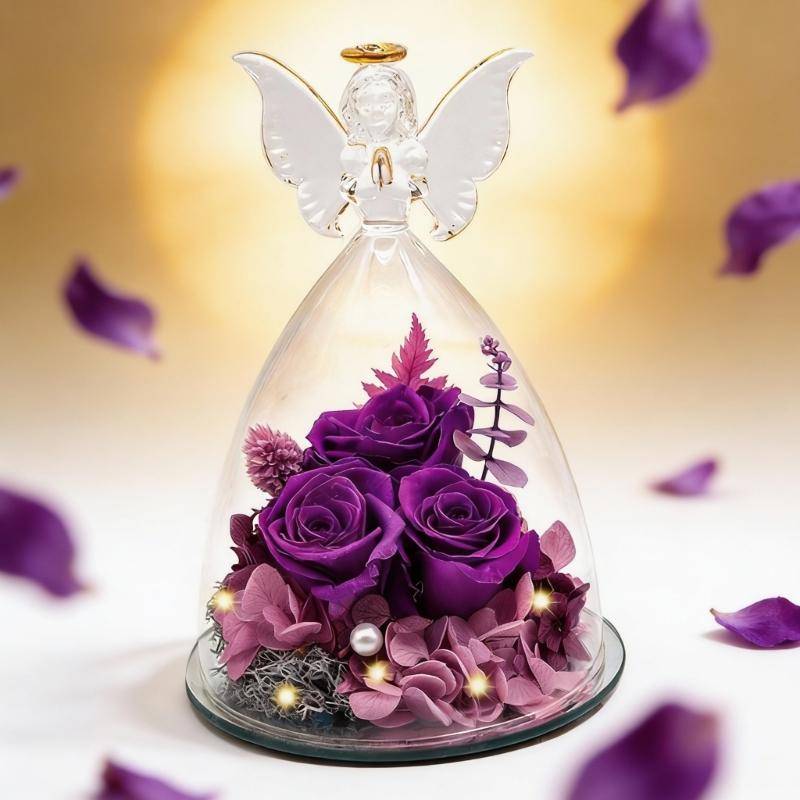 Festliche Engel-Glasglocke mit konservierter Rose – ein wunderschönes Accessoire für Weihnachts- und Valentinstagsdekorationen und als charmantes Wohnaccessoire.