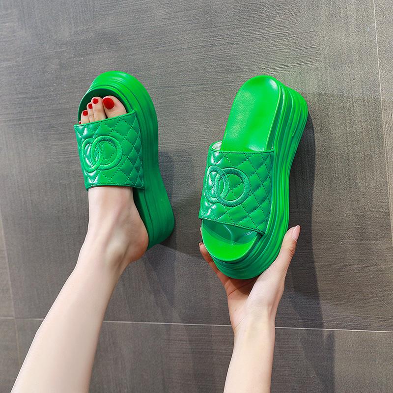 2025 summer Internet celebrity beach slippers women wear muffin thick bottom to increase temperament fairy style sandals high value